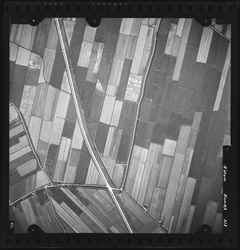 FD-4299-213 Verticale luchtfoto van de polder Oost-IJsselmonde, met de Kerkedijk (linksboven), het Kerkdijkje (midden) ...