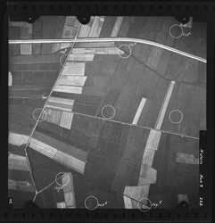 FD-4299-228 Verticale luchtfoto van de polder Welhoek en het Ambacht van Poortugaal, met de Pernisscheweg (links) en de ...