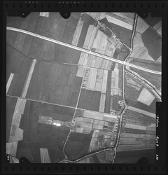 FD-4299-230 Verticale luchtfoto van de polder Welhoek en het Ambacht van Poortugaal, met de Lange en Korte Varleweg ...