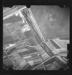 FD-4299-235 Verticale luchtfoto van de polder Kiesheid en het Vliegveld Waalhaven met de oliespoorlijn (linksboven), ...