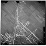 FD-4299-24 Verticale luchtfoto van de polder Honderd en Tienmorgen en de Berg- en Broekpolder met het centrum van ...