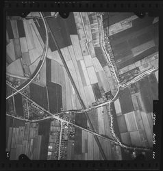 FD-4299-244 Verticale luchtfoto van Smeetsland en mr. Arend van der Woudensland en de polder Binnenland (Barendrecht) ...