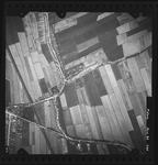 FD-4299-245 Verticale luchtfoto van de Zevenbergschedijk, de Hordijk, het havenspoor, de spoorlijn Rotterdam-Dordrecht, ...