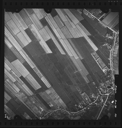 FD-4299-251 Verticale luchtfoto van Ridderkerk met de rijksweg Rotterdam-Dordrecht (heel klein stukje linksonder), de ...