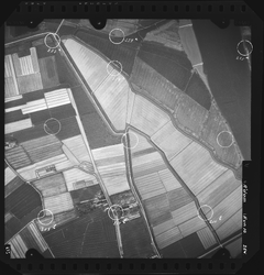 FD-4299-254 Verticale luchtfoto van de polder Oostbroek (Spijkenisse) met onder meer de Molendijk. Orëntatie: noorden boven.