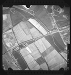 FD-4299-257 Verticale luchtfoto van Meeuwenplaat en de dorpskern van Hoogvliet met de Oude Maas, de Spijkenisserbrug ...