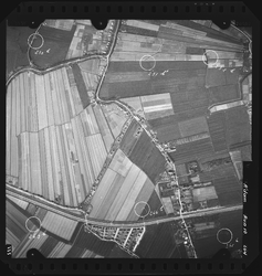 FD-4299-264 Verticale luchtfoto van Poortugaal en Rhoon met het gebied Zwaardijk, de Groene Kruisweg, de Werkersdijk, ...
