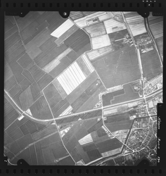 FD-4299-290 Verticale luchtfoto van de Groene Kruisweg, de Zinkscheweg, de Kerkweg en de dorpskern van Spijkenisse.