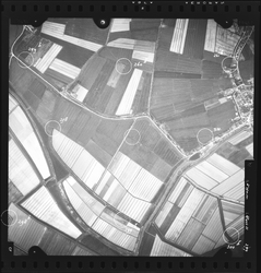 FD-4299-299 Verticale luchtfoto van de polders Kapershoek, Grijpland en het Blok onder 't Dorp met de dorpskern van ...