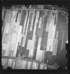 FD-4299-320 Verticale luchtfoto van Barendrecht met de Voordijk, de polder Buitenland, de Middeldijk en de hoeves ...