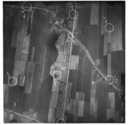 FD-4299-322 Verticale luchtfoto van de polders Binnenland en Buitenland en de dorpskern van Barendrecht, met onder meer ...
