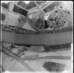 FD-4299-340 Verticale luchtfoto van de Oude Maas met de Berenplaat en de psychiatrische inrichting Maasoord bij ...