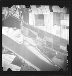 FD-4299-345 Verticale luchtfoto van Poortugaal en Rhoon met de Oude Maas, de Albrandswaardsche Dijk, de Johannapolder, ...