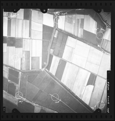 FD-4299-348 Verticale luchtfoto van de Nieuwe Polder en de Zegen-, Molen- en Portlandpolders (Rhoon). Oriëntatie: ...
