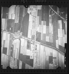 FD-4299-358 Verticale luchtfoto van de Zuidpolder en de polder Buitenland (Barendrecht) met de Oostweg en de ...