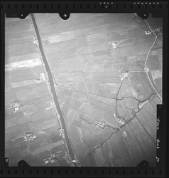FD-4299-37 Verticale luchtfoto van de Holierhoeksche en Zouteveensche Polder met Vlaardingse Vaart (links), de ...