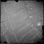 FD-4299-43 Verticale luchtfoto van de Noord Kethelpolder met de Holywegweg (linksonder), Harreweg (links), Groeneweg en ...
