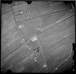 FD-4299-44 Verticale luchtfoto van de Noord Kethelpolder met de Groeneweg, de spoorlijn Rotterdam-Den Haag en de ...