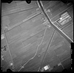 FD-4299-45 Verticale luchtfoto van de Noord Kethelpolder met de Groeneweg (linksonder), de spoorlijn Rotterdam-Den ...