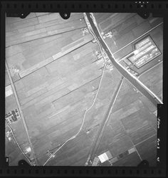 FD-4299-45 Verticale luchtfoto van de Noord Kethelpolder met de Groeneweg (linksonder), de spoorlijn Rotterdam-Den ...