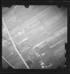FD-4299-48 Verticale luchtfoto van de polders Schieveen en Zestienhoven (Overschie) met de Delftsche Schie ...