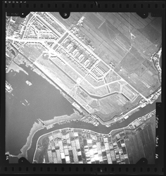 FD-4299-58 Verticale luchtfoto van het Molenlaankwartier, de Bergsche Voorplas en Rotte. Oriëntatie: noorden boven.