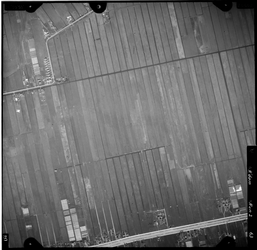FD-4299-63 Verticale luchtfoto van de Prins Alexanderpolder met linksboven de Ommoordscheweg en onder de Hoofdweg. ...