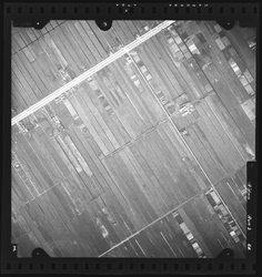FD-4299-68 Verticale luchtfoto van de Prins-Alexanderpolder met de Hoofdweg en Schollevaertscheweg met de boerderij ...