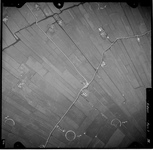 FD-4299-75 Verticale luchtfoto van de Holierhoeksche en Zouteveensche Polder (Vlaardingerambacht) met de Zwet (water), ...