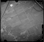 FD-4299-83 Verticale luchtfoto van de Oost Abtspolder met de Poldervaart (rechtsboven) de de Delftsche Schie ...