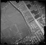 FD-4299-85 Verticale luchtfoto van de Oost-Abtspolder, de Delftsche Schie, de Rotterdamsche Schie (midden onder), de ...