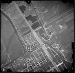 FD-4299-86 Verticale luchtfoto van Overschie en de Zestienhovensche Polder, met de Delftse Schie (links), Rotterdamsche ...