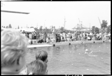 36497 De opening van het openluchtzwembad op Tuindorp Heijplaat.
