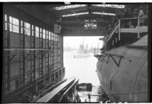 36588 Onderzeeboot hr. ms. Hr. ms. Zwaardvis (RDM-320) op de Nieuwe Maas na de tewaterlating, gezien vanuit de ...