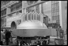 36643 Bouw van de deksel voor een reactordrukvat bestemd voor een Amerikaanse kerncentrale, Surry I, in Virginia. ...