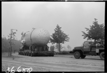 36658 Transport vanaf de RDM werf naar de Eemhaven van het Surry reactorvat bestemd voor een Amerikaanse kerncentrale, ...