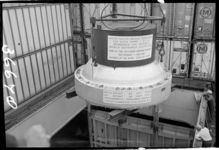 36678 Verscheping in de Eemhaven van de deksel han het Surry reactorvat bestemd voor een Amerikaanse kerncentrale, ...