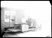 6828 Opstapwagen met brancard bij het verbandlokaal van de geneeskundige dienst van de Rotterdamsche Droogdok ...