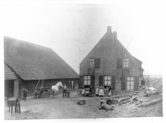 8294-1 Boerderij aan de Courzandseweg op Heijplaat. Links bij het paard staat eigenaar Floris Groeneveld en daarnaast ...