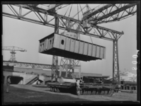 G-25800 Het transport van één van de secties uit de scheepsbouwloods van de Rotterdamsche Droogdok Maatschappij, RDM, ...
