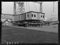G-25801 Het transport van één van de secties uit de scheepsbouwloods van de Rotterdamsche Droogdok Maatschappij, RDM, ...