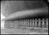 RDM-11220-8 De bouw van het SS Nieuw Amsterdam (2) op de werf van de Rotterdamsche Droogdok Maatschappij. De rechter ...
