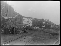 RDM-12073 De vernielde torendraaikraan ligt door oorlogschade op de grond.
