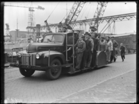 RDM-12687 Een opstapwagen voor personeel en klein materieel bij de Rotterdamsche Droogdok Maatschappij, RDM.