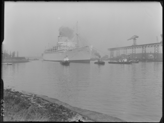 RDM-21343 Het Engelse passagiersschip SS Himalaya (P&O) wordt de Heysehaven ingesleept door de Rotterdamsche Droogdok ...