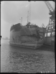 RDM-23718 Het tanker MS Kissavos ter reparatie na een aanvaring langs kraanbaan 13 bij de Rotterdamsche Droogdok ...