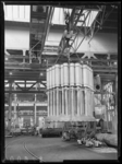 RDM-27600 Atoomvat voor de kerncentrale van Gundremmingen (D) in de machinefabriek hangend in de kraan bij de ...