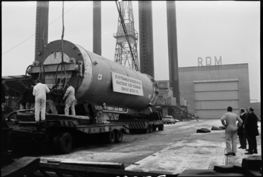 RDM-32075 Reactorvat voor Dodewaard wordt geladen op een dekschuit bij de Rotterdamsche Droogdok Maatschappij, RDM.