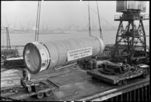 RDM-32077 Reactorvat voor Dodewaard wordt geladen op een dekschuit bij de Rotterdamsche Droogdok Maatschappij, RDM.