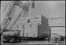 RDM-37065 Transport van een condensor bestemd voor de Amercentrale eenheid 7, gebouwd door de Rotterdamsche Droogdok ...